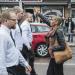 En Suède, la photo de cette femme, le poing levé face à 300 néo-nazis, est devenue virale