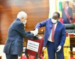 Congo-B-Lutte contre le Covid-19 : Clément Mouamba recevant une valise d’argent, une image pitoyable ! Congo-B-Lutte contre le Covid-19 : Clément Mouamba recevant une valise d’argent, une image pitoyable !